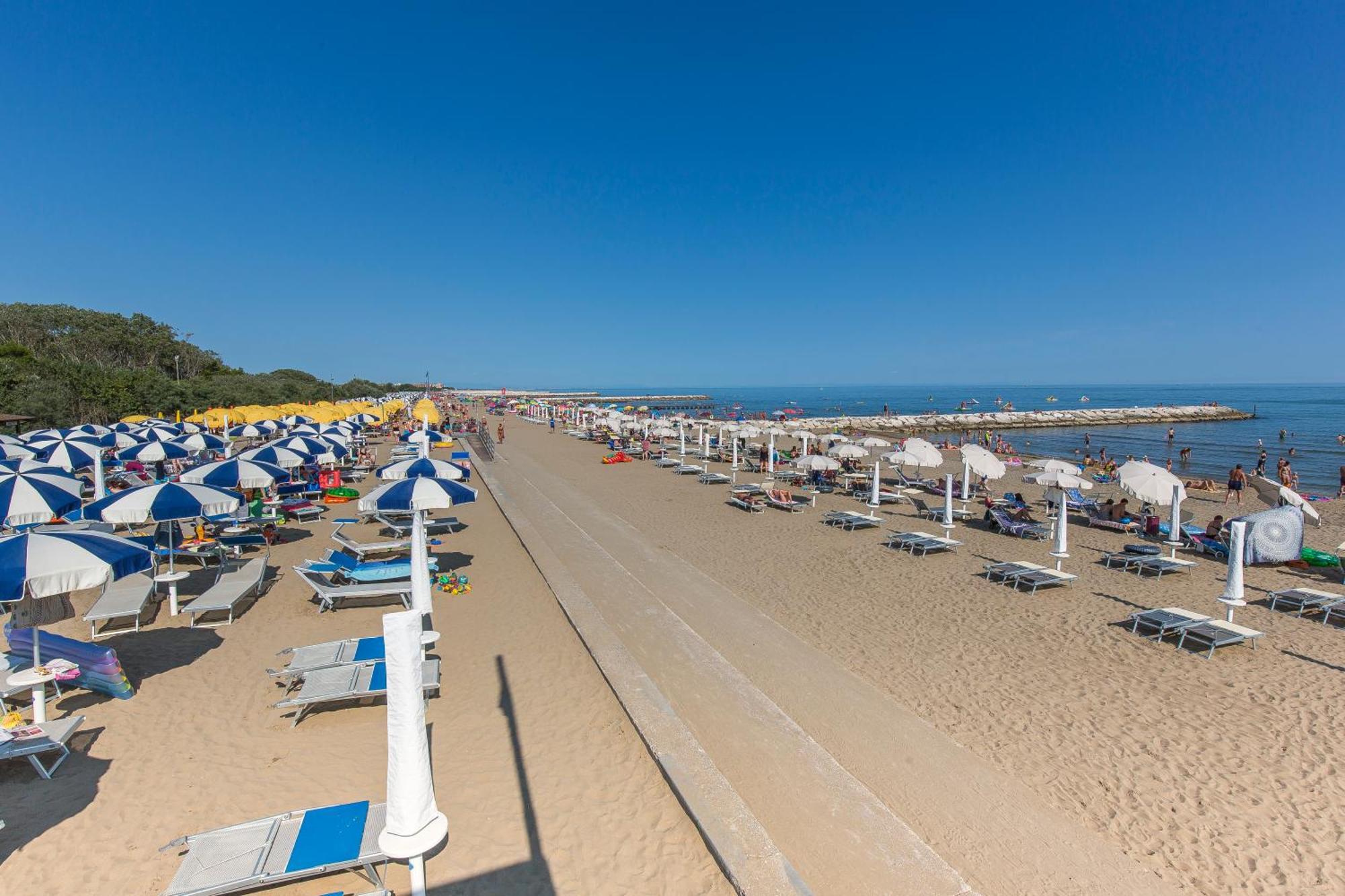 Altanea Apartments Con Piscina Caorle Kültér fotó